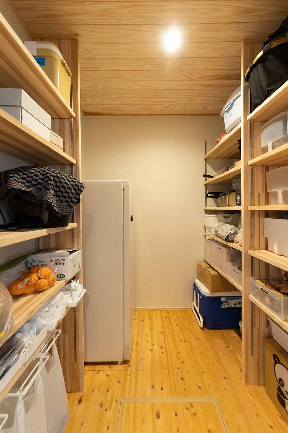 大容量のパントリーはキッチンからすぐにアクセスできる配置で、食品や日用品をたっぷり収納できます
