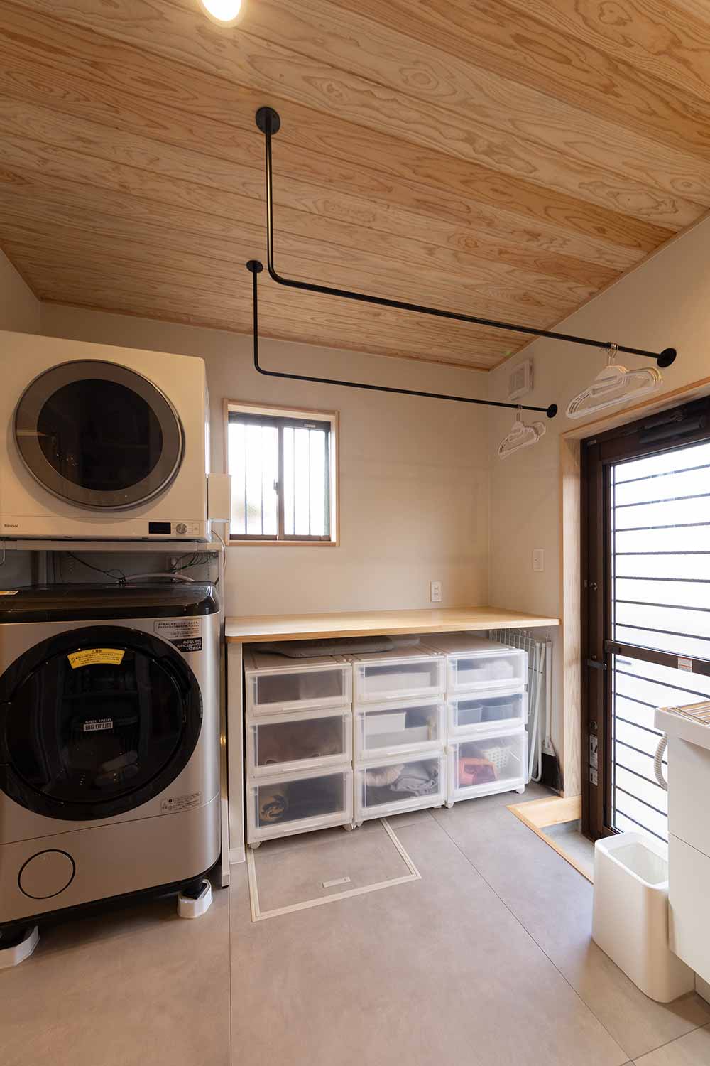 洗濯から乾燥、収納までが一箇所で完結できる、家事がしやすい機能的な脱衣室
