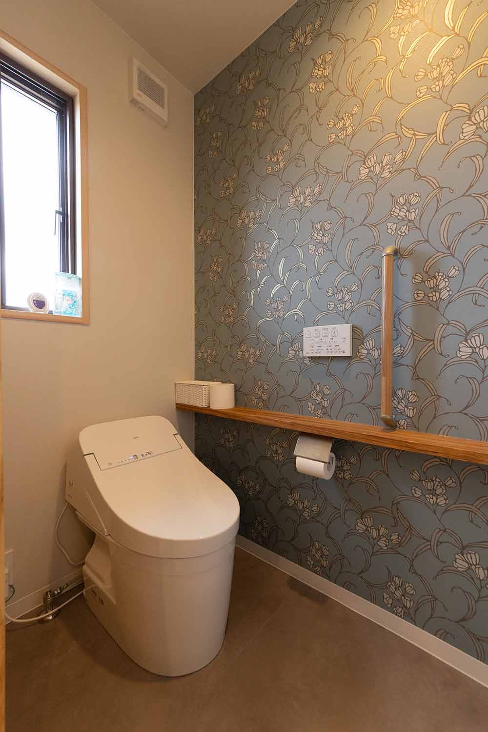 トイレ空間はエレガントで洗練された壁紙がアクセントに。上品で快適な空間に仕上がりました