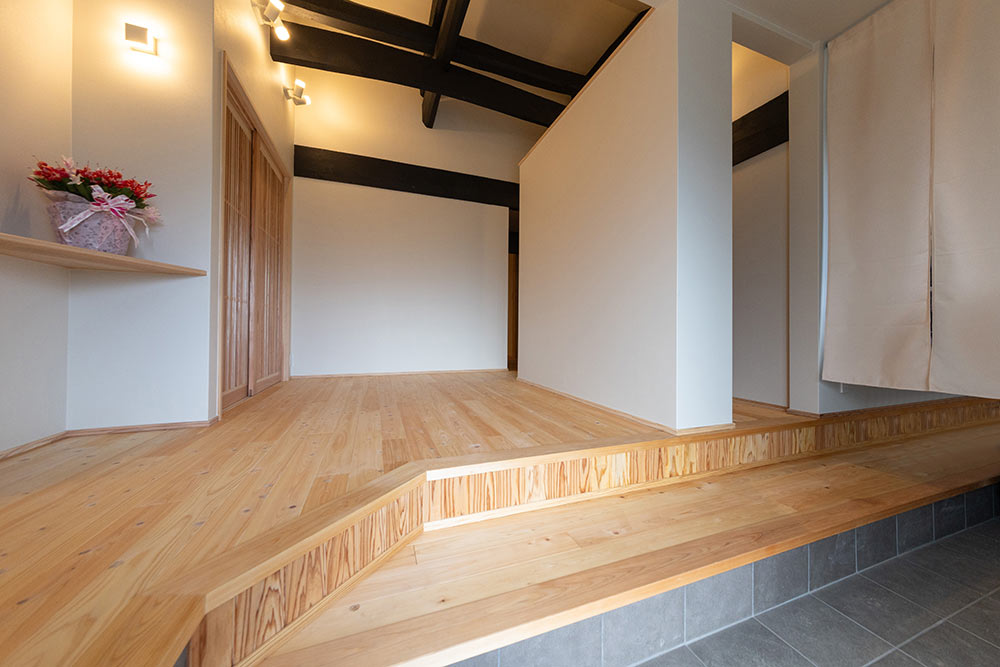 無垢材フローリングの温もりを愉しむ、和モダンな雰囲気の玄関ホール