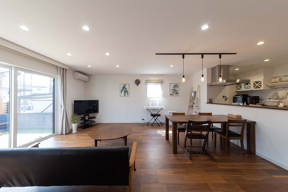 広々としたLDKを中心に、お庭へと広がる間取り