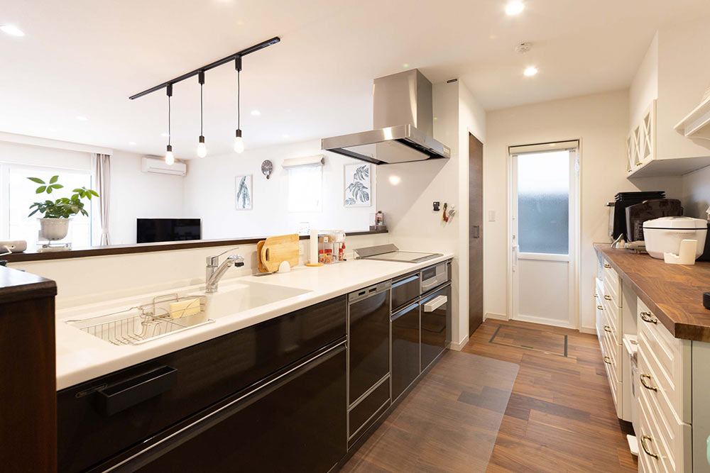 家族で立ってもゆったりと調理できる、使い勝手の良いキッチン