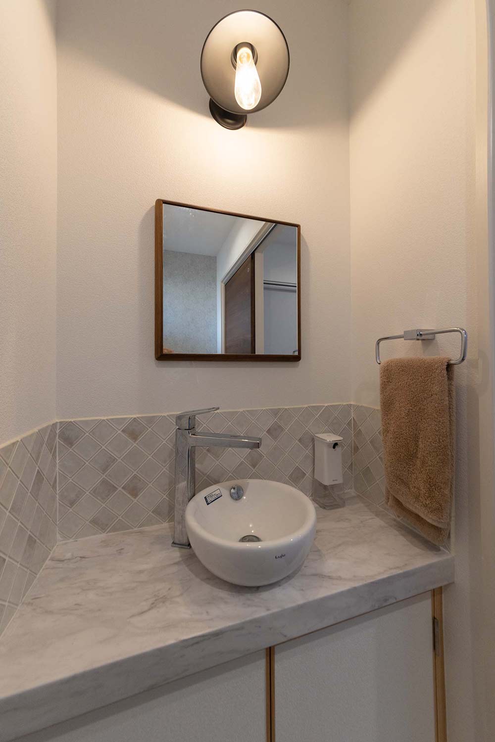 統一感のあるタイルとカウンターが可愛らしい手洗いスペース