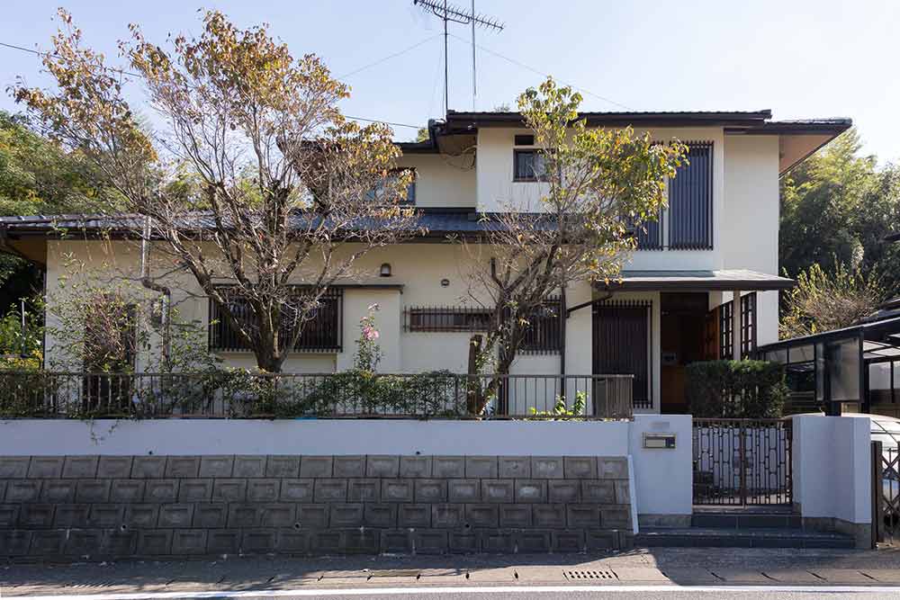 瓦は全てステンレスビス留めで葺き替え、外壁は明るい色に塗装しました