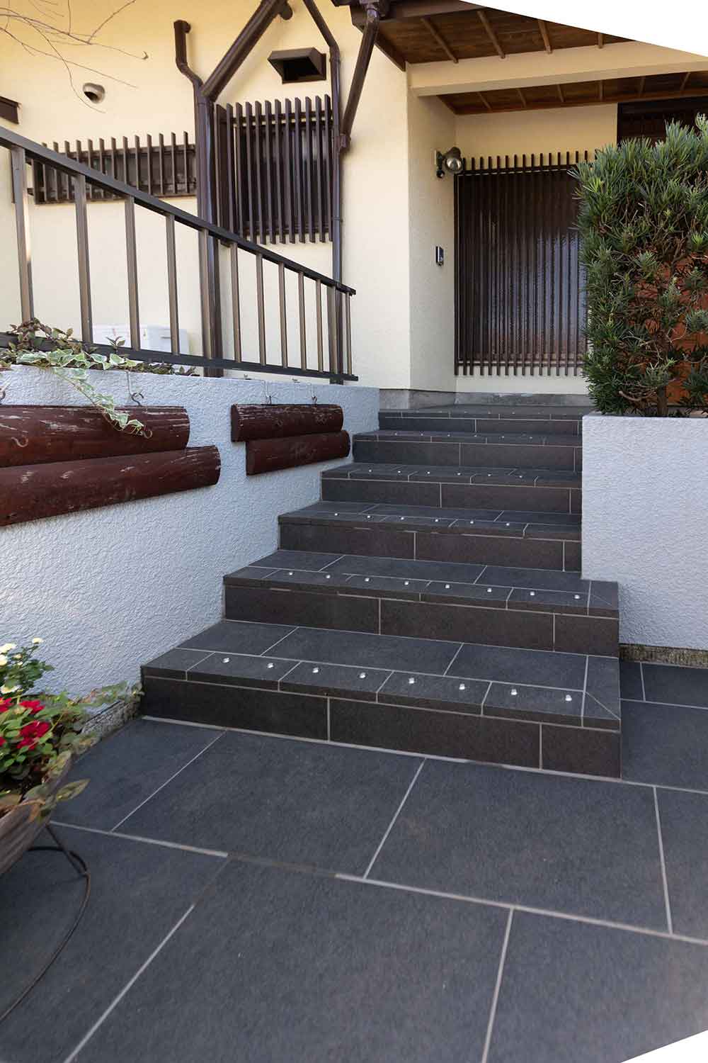 安全性を考慮して、滑り止めを設けた玄関アプローチ