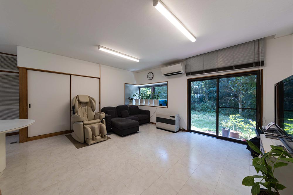 床を張り替えたリビングからは、緑あふれるお庭が一望できます