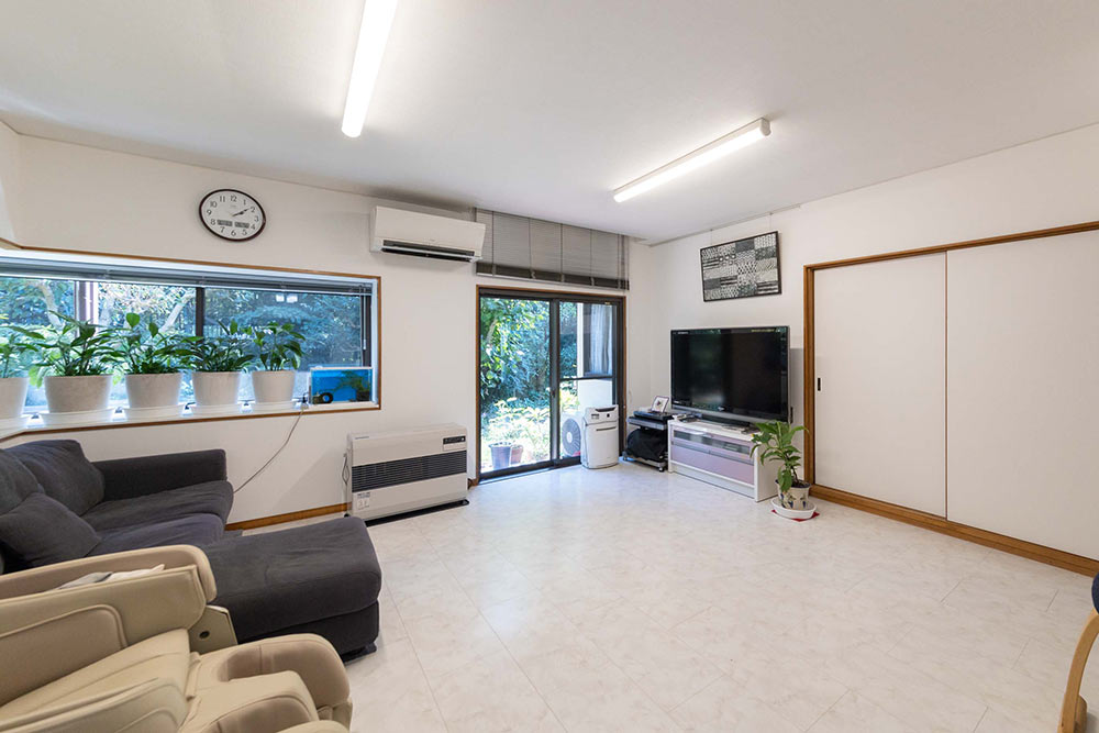 大理石調のフローリングに張り替えた明るいリビング・ダイニング