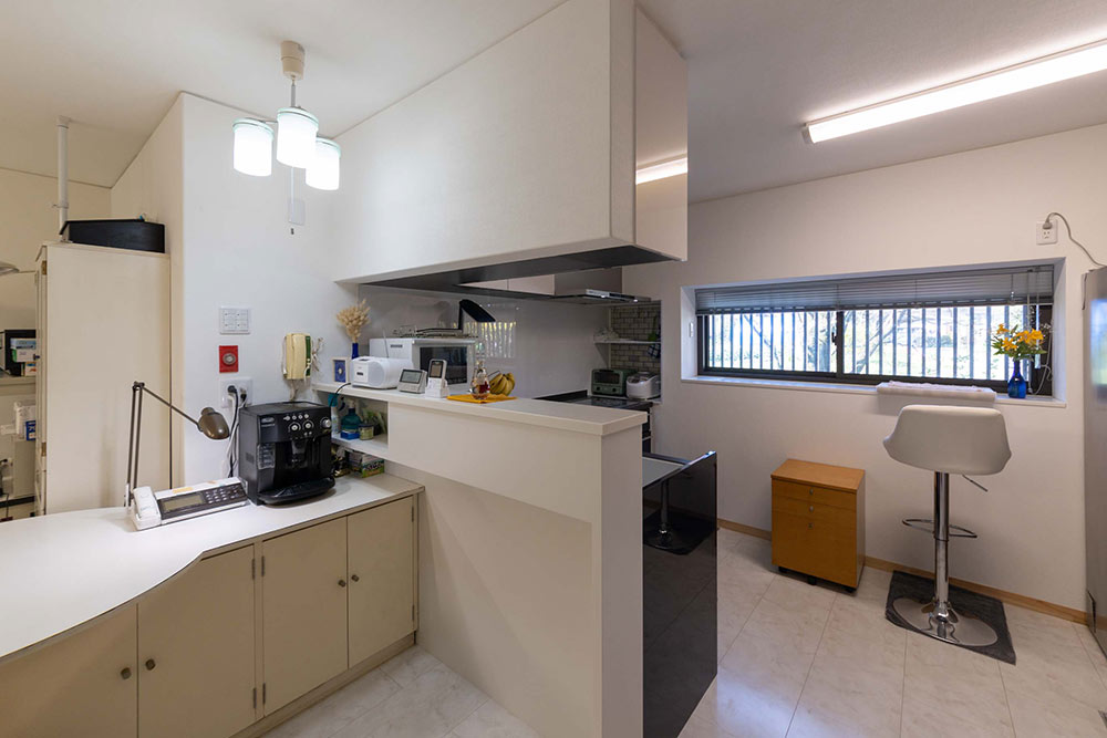 窓面にカウンターとハイチェアを設置して、景色を眺めながらリラックスできるキッチン