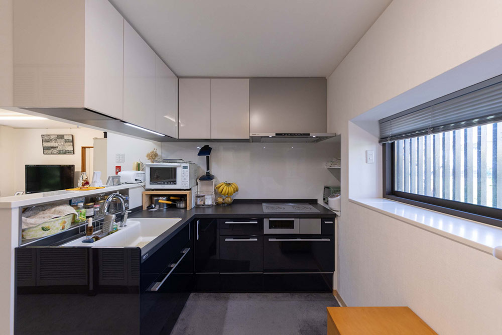 収納量たっぷりのシックで高級感のあるL型キッチン