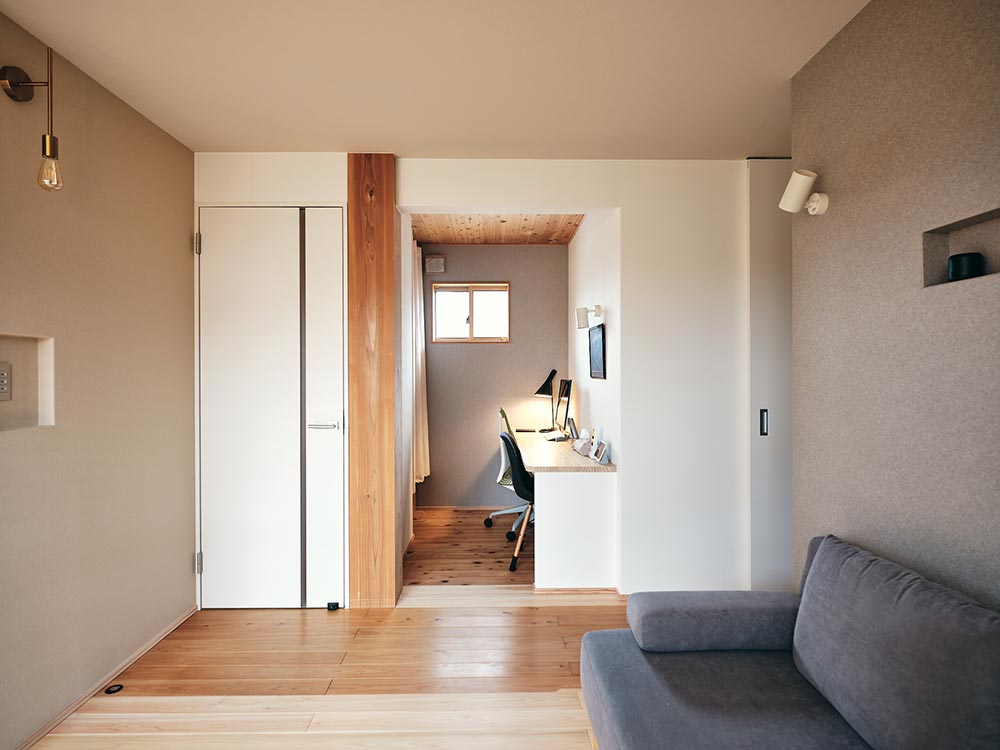 お子さまを見守りながら仕事ができるよう、「セカンドリビング」と「デスクコーナー」に繋がりを持たせました