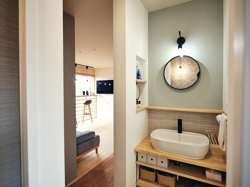 ライトやミラー、水栓のブラックが差し色の“セカンド”洗面