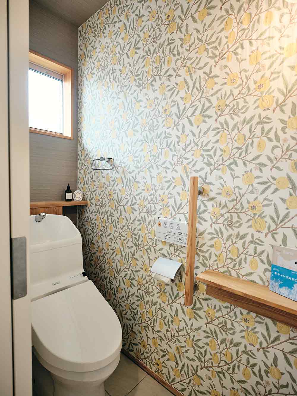 トイレはアクセントウォールで魅せる、明るく洗練された空間