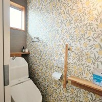 トイレはアクセントウォールで魅せる、明るく洗練された空間