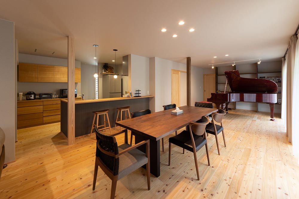 家族の笑顔とピアノの音色が響き合う、光と木の温もりに満ちた贅沢な空間