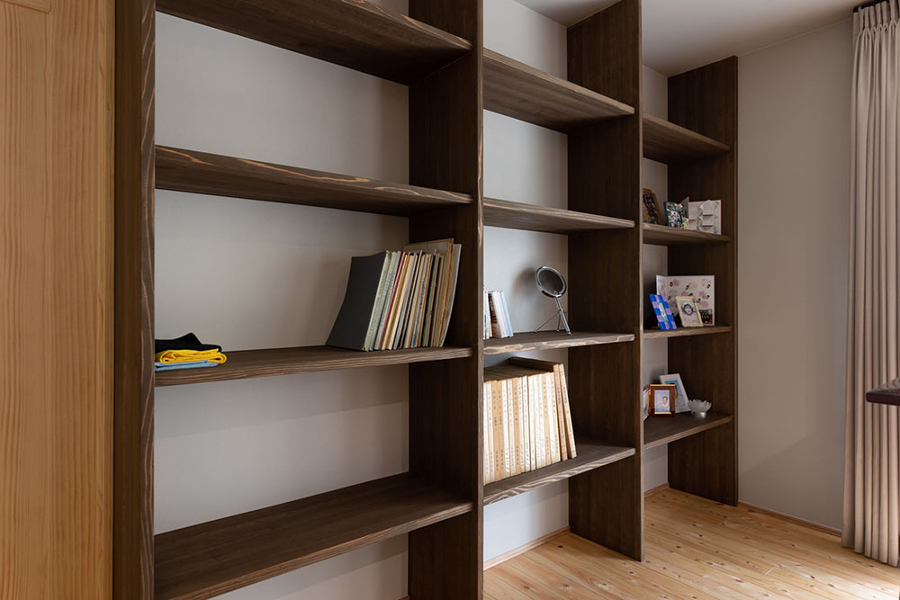 お気に入りを“魅せる”収納で、毎日に彩りをもたらす本棚