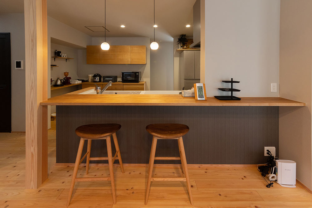 淹れたてのコーヒーを飲みながら会話が弾む、カフェ風カウンター