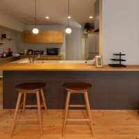 淹れたてのコーヒーを飲みながら会話が弾む、カフェ風カウンター