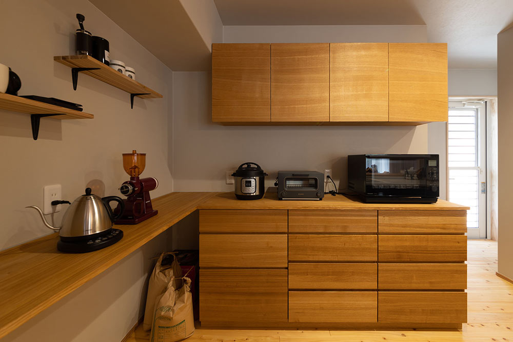 家電も食器もスッキリ美しく。木の温もりあふれる、造作カップボードとカウンター