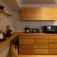 家電も食器もスッキリ美しく。木の温もりあふれる、造作カップボードとカウンター