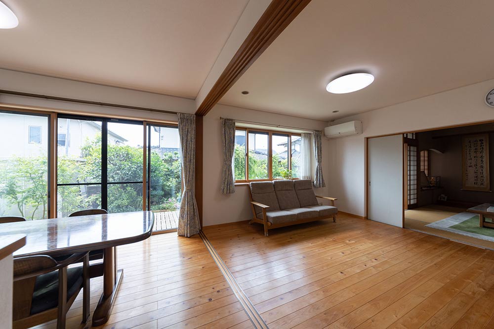 内窓で寒さが解消された、リビングダイニング