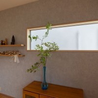 目隠し性能がある型ガラスの窓で、カーテン要らずのすっきりとしたダイニング