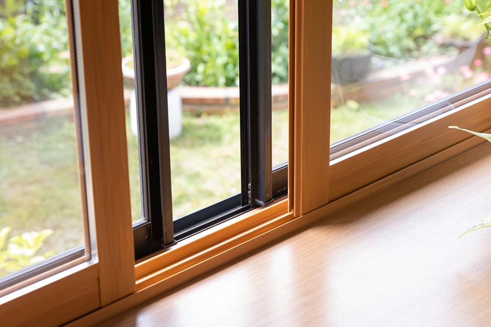 内窓は樹脂製で結露しにくい素材です