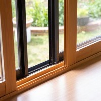 内窓は樹脂製で結露しにくい素材です
