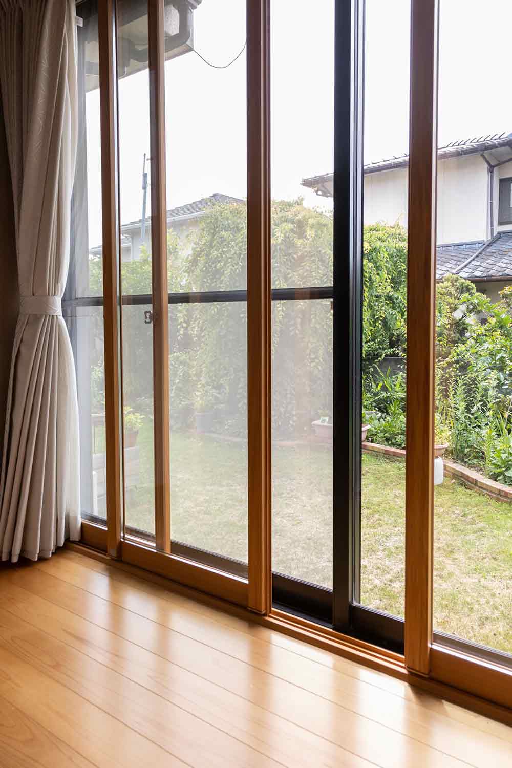 従来の重い２枚建てから、軽くてスムーズに開閉できる４枚引き違い窓へ