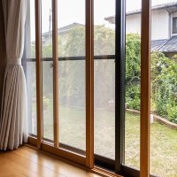 従来の重い2枚建てから、軽くてスムーズに開閉できる4枚引き違い窓へ