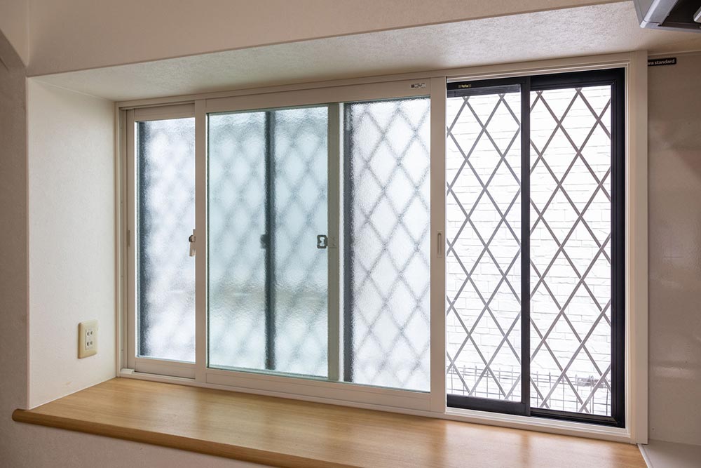 壁紙の色味に合わせてコーディネートした内窓