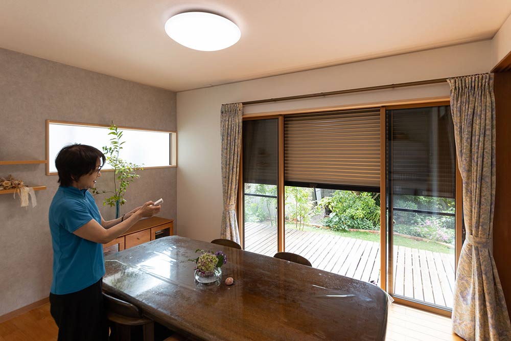 静かでスムーズな操作が可能な電動シャッターで台風の時も安心