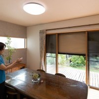 静かでスムーズな操作が可能な電動シャッターで台風の時も安心