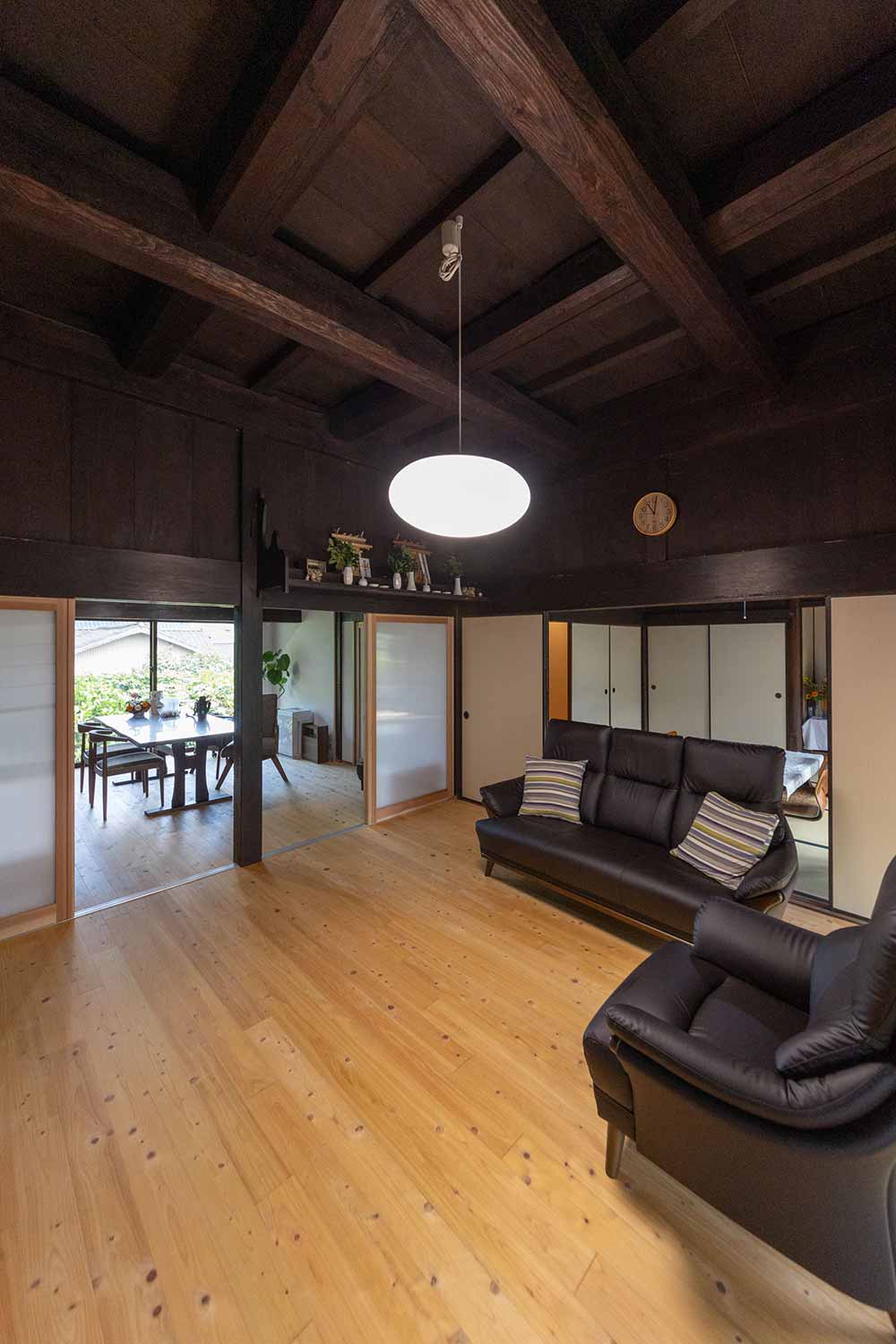 仕切りを開け放てば、庭の緑まで視線が抜ける開放感のあるリビング