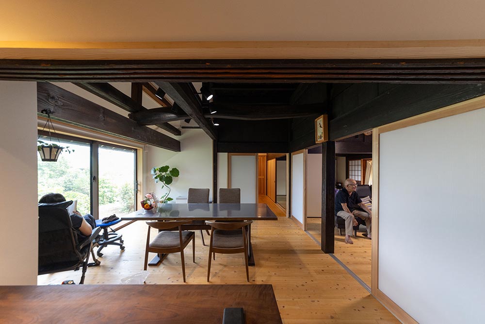 歴史を刻む梁や柱を活かした、趣と風格のあるダイニング