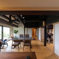 歴史を刻む梁や柱を活かした、趣と風格のあるダイニング