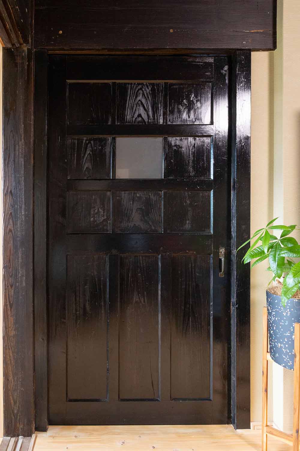 艶やかな黒が際立つ、品格を与える思い入れのある建具