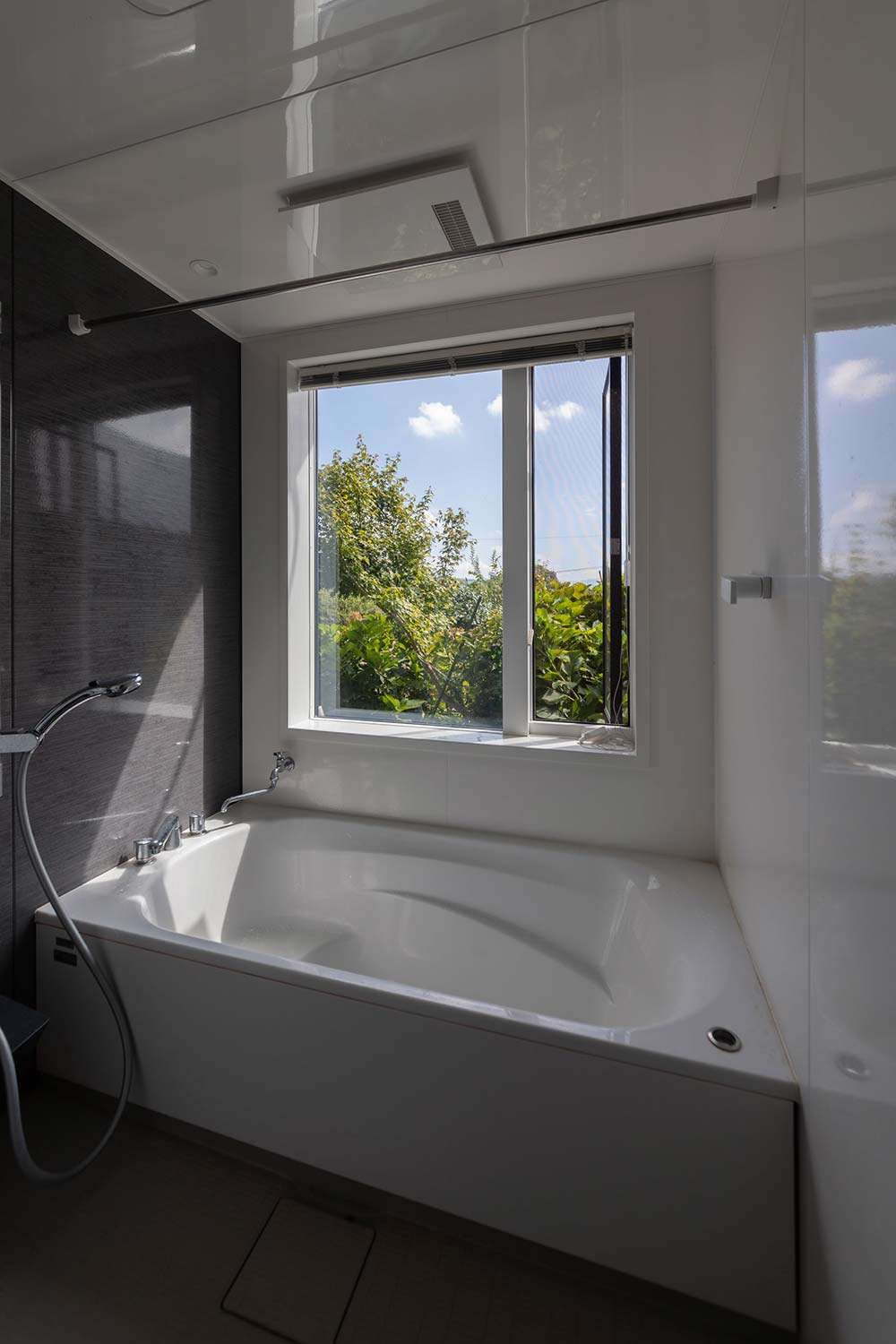 窓いっぱいの景色が楽しめる露天風呂のような癒やしのバスタイム