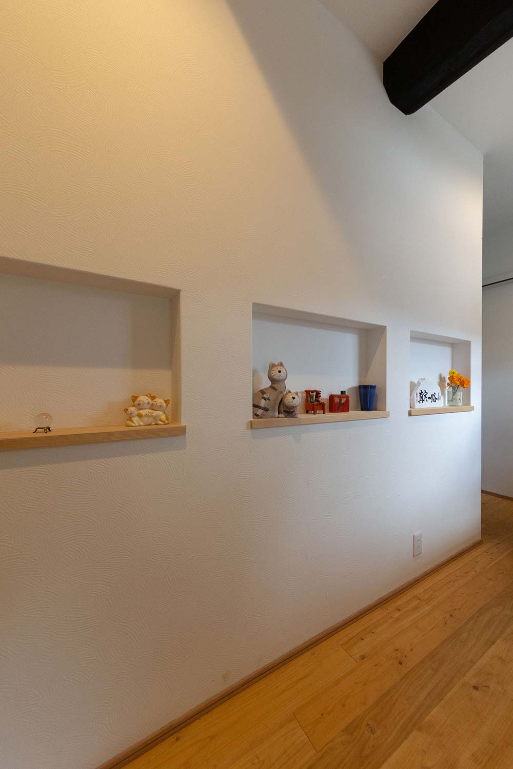 季節の雑貨や小物を飾り、日常を彩るニッチ(飾り棚)