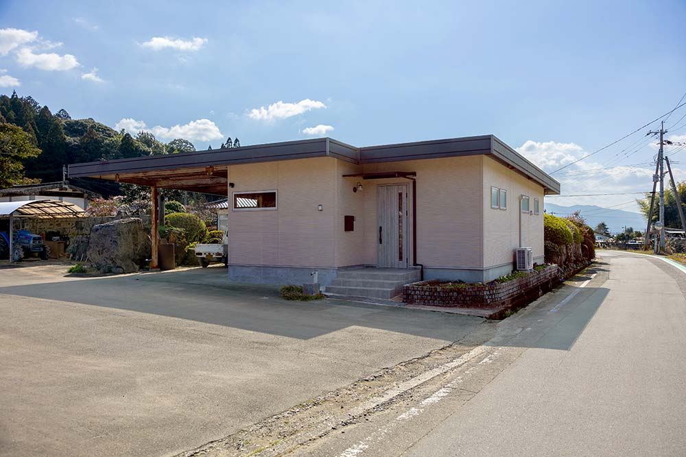 豊かな自然の風景に溶け込む、明るく落ち着いた佇まい