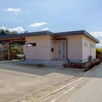 豊かな自然の風景に溶け込む、明るく落ち着いた佇まい