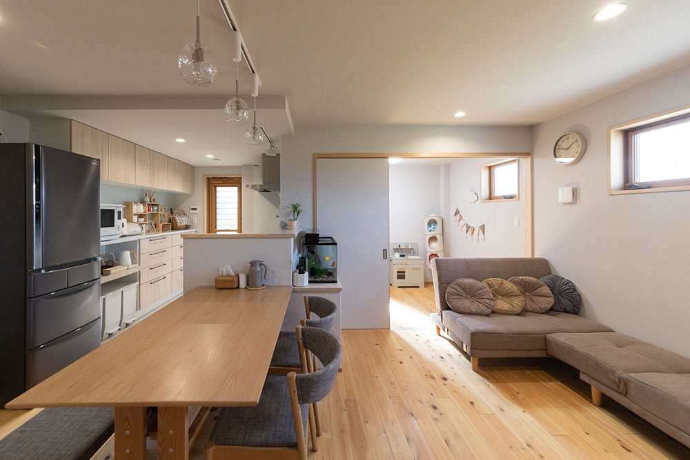 リビングとつながるキッズスペース。いつでも気配を感じられる安心感