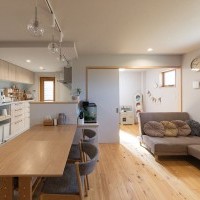 リビングとつながるキッズスペース。いつでも気配を感じられる安心感