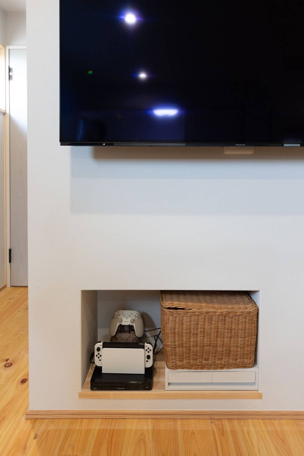 造作のニッチはゲーム機やルーターの指定席。TV周りの配線もスッキリ解決