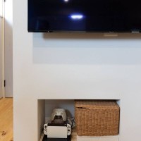 造作のニッチはゲーム機やルーターの指定席。TV周りの配線もスッキリ解決