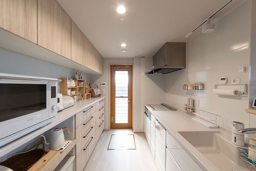白と木目で統一された、明るく清潔感のあるナチュラルキッチン