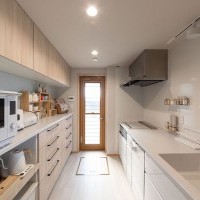 白と木目で統一された、明るく清潔感のあるナチュラルキッチン