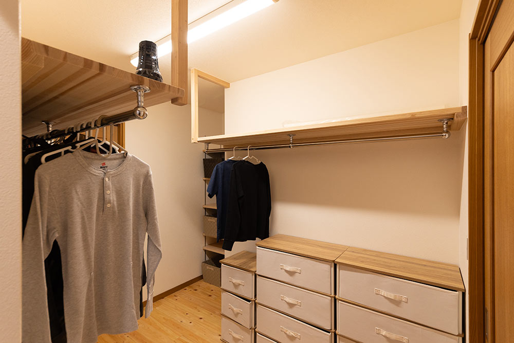 「掛ける・置く」を自在に。ライフスタイルに合わせて変化する収納