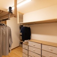 「掛ける・置く」を自在に。ライフスタイルに合わせて変化する収納