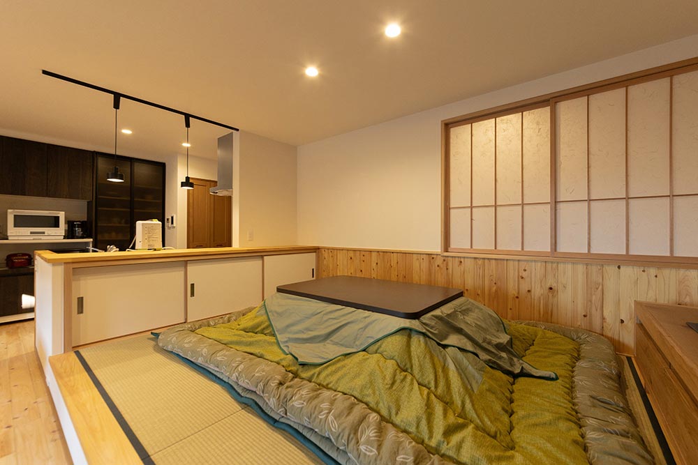 家族みんなが自然と集まる、小上がりの畳スペース