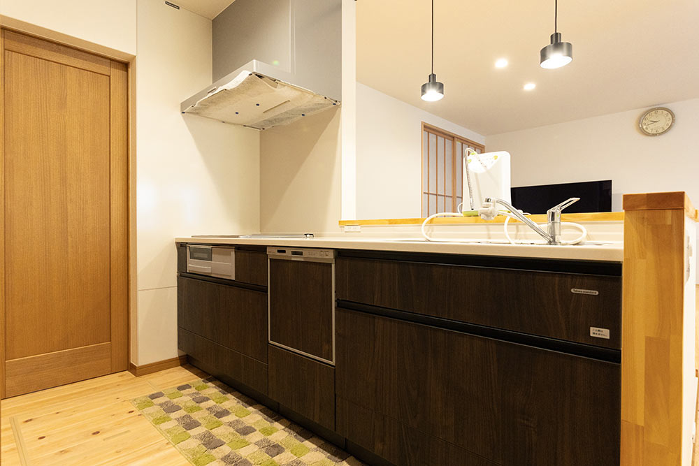 家族との会話が弾む、リビングが見渡せる対面キッチン